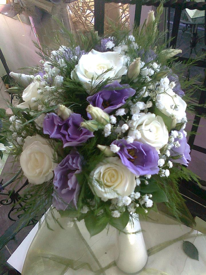 bidermajer beli sa indigo detaljima