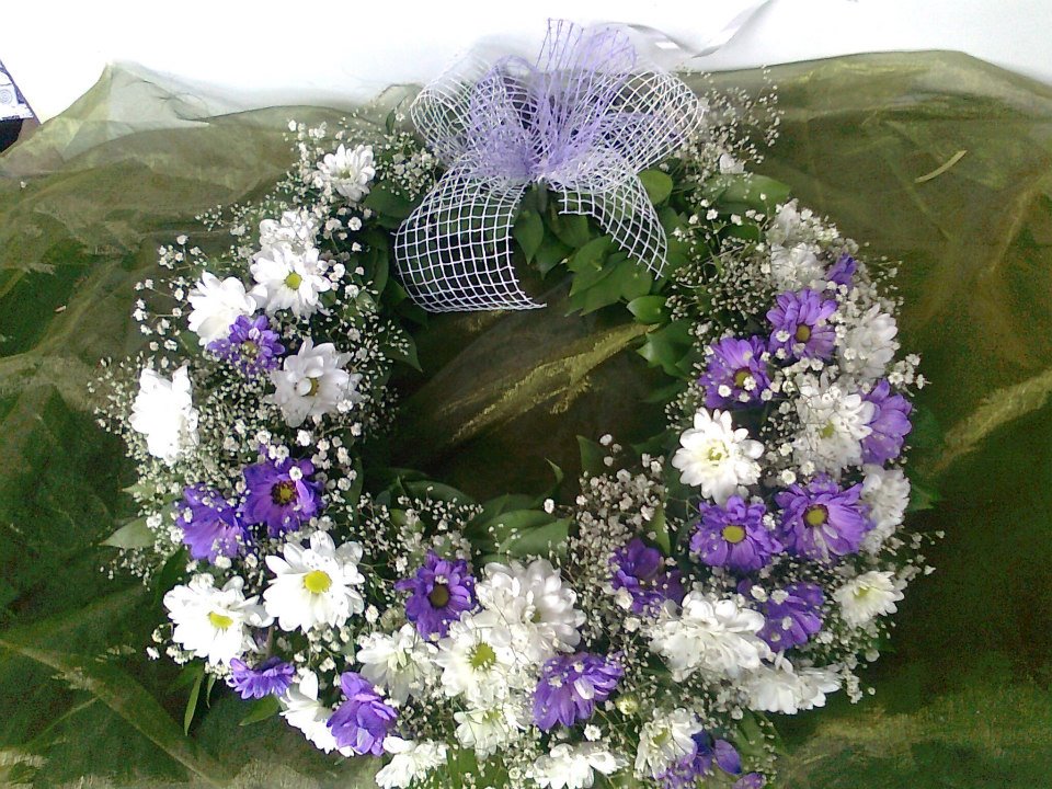 venac sa belim i plavim detaljima