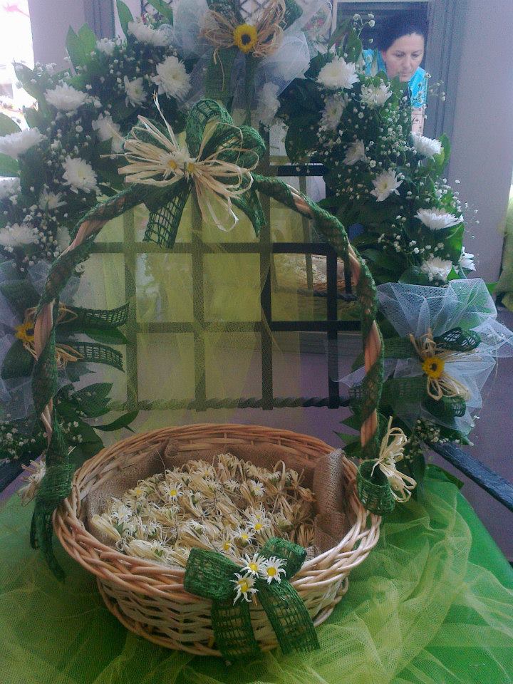 venac belog cveća sa korpicom