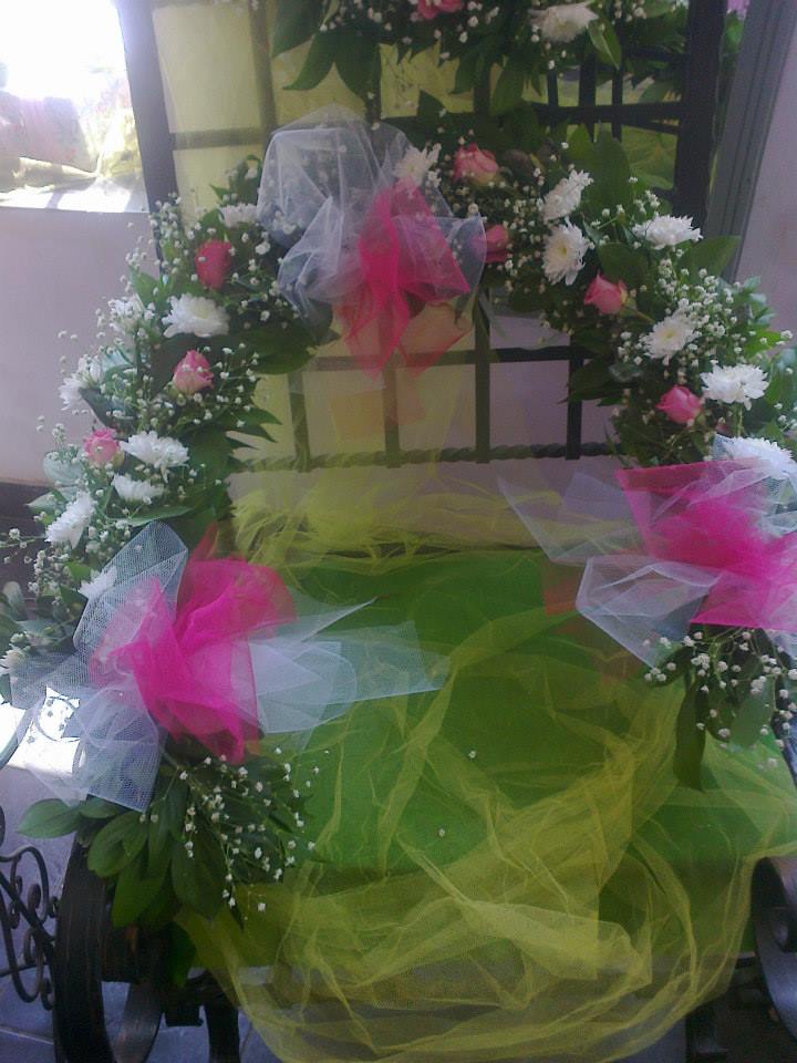 venac belog i roze cveća sa korpicom