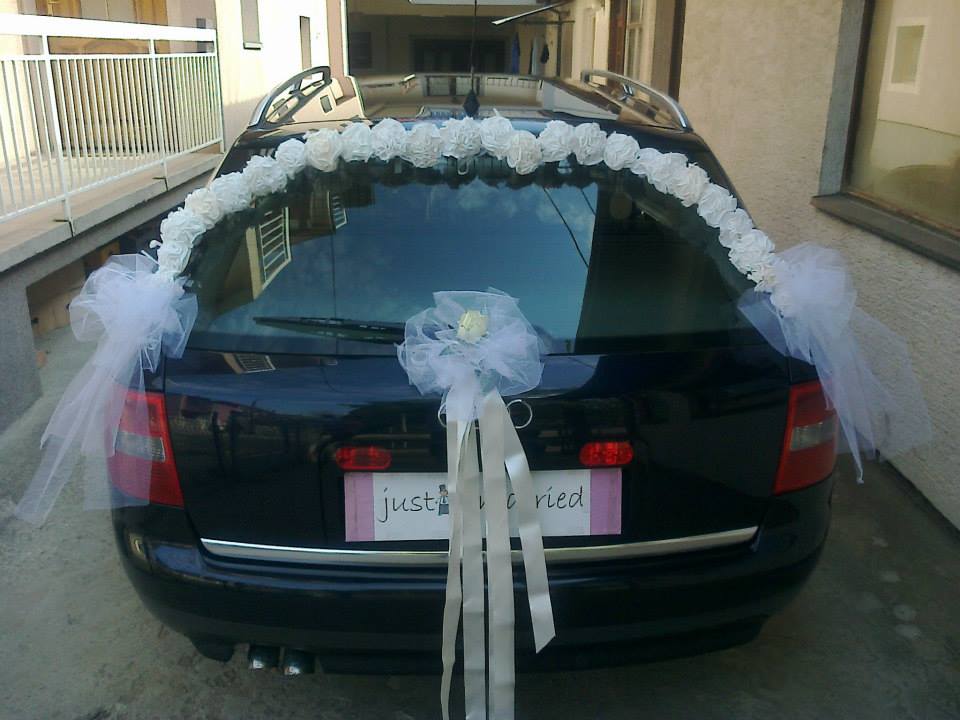 venac za zadnji deo auta sa mašnom