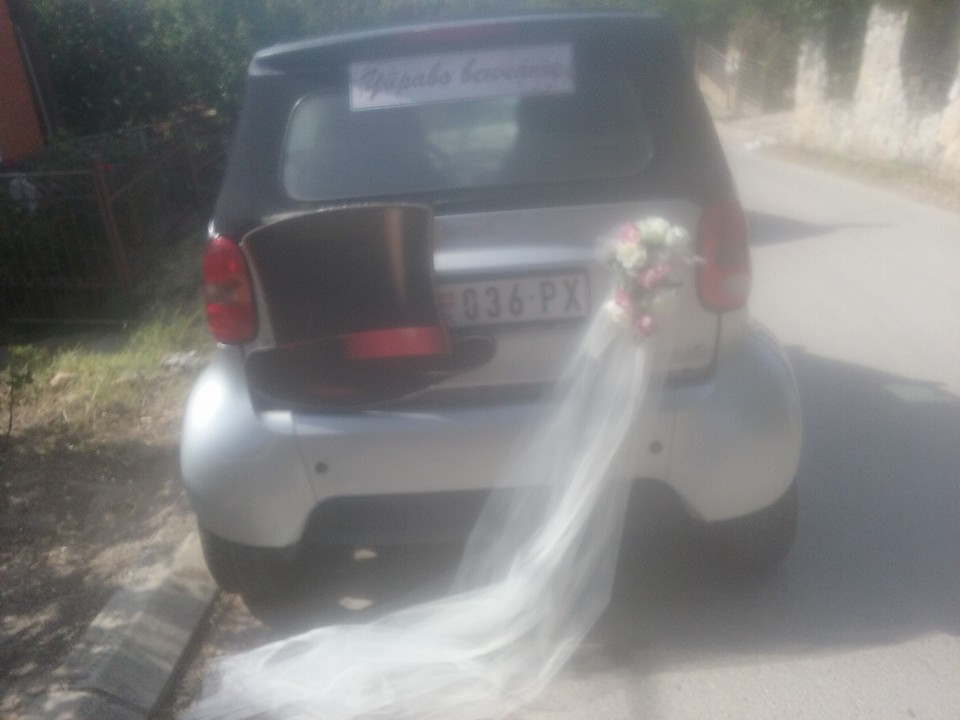 šešir i mašna za automobil