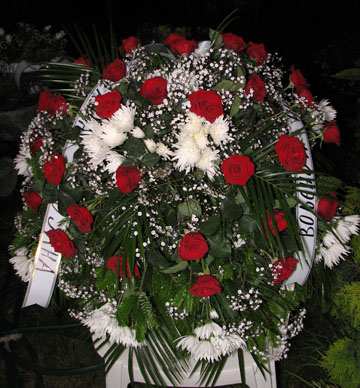 ikebana sa crvenim ružama