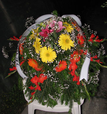 ikebana sa žutim cvećem