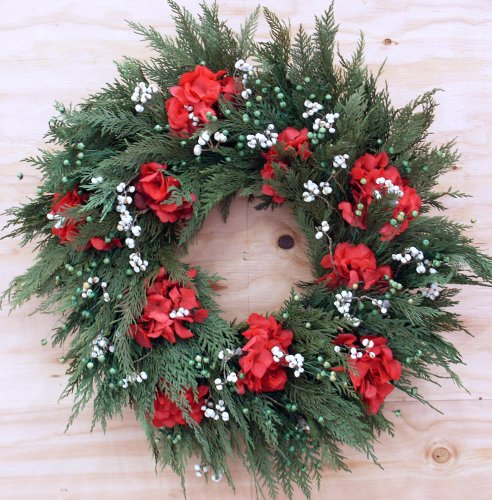 venac sa crvenim cvećem