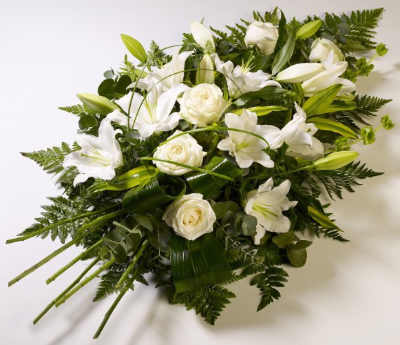 buket sa belim cvećem