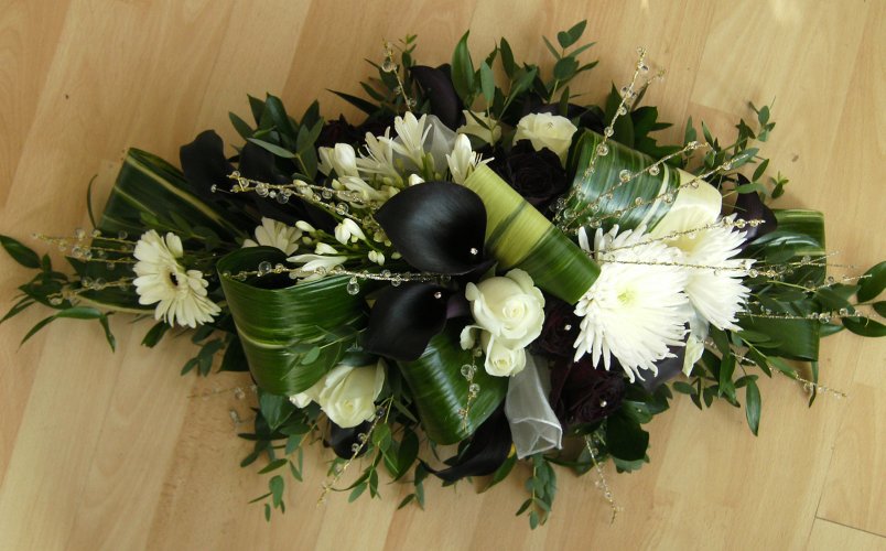 buket sa belim cvećem za sahrane