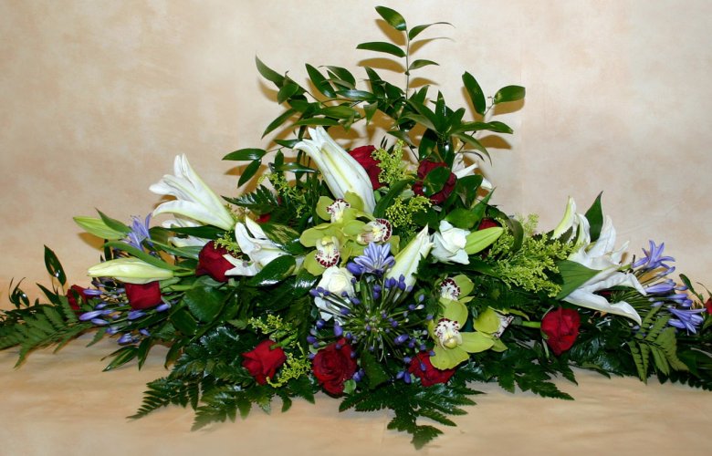 buket za sahrane sa belim i crvenim cvećem