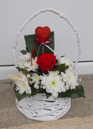 poklon korpica sa jednom crvenom ružom