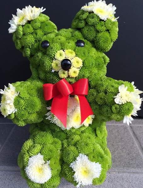 medved od zelenog cveća