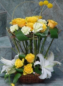 buket korpica belih i žutih ruža