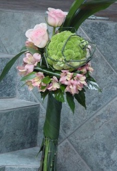 predivan buket belih ruža