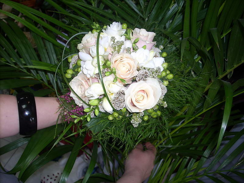 mali buket belih ruža